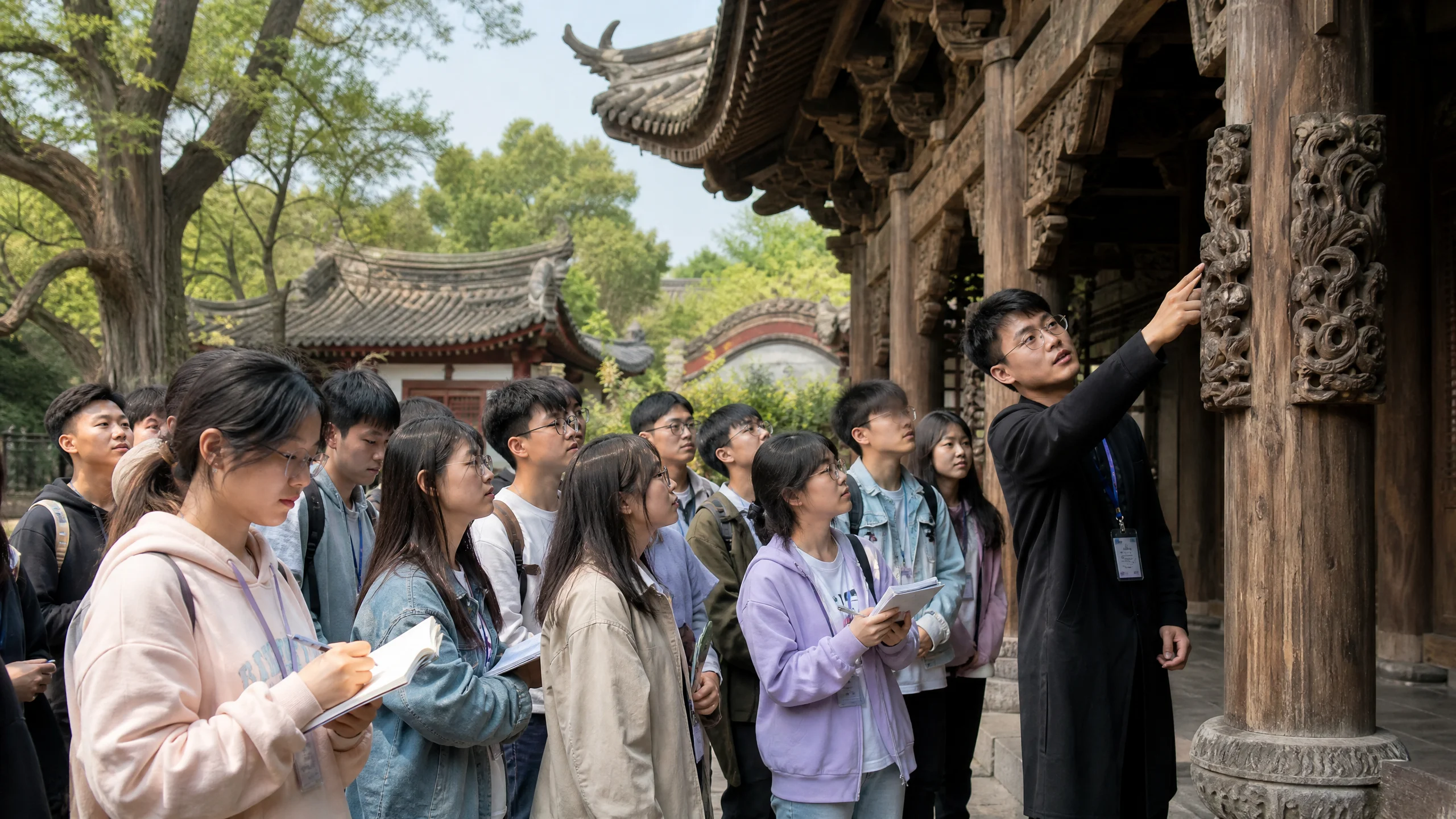 学员在古建筑群中​进行实地研﻿学考​察
